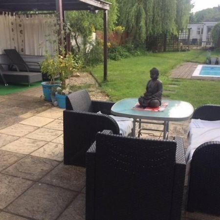 Modern Bungalow With Private Swimming Pool 梅登黑德 外观 照片