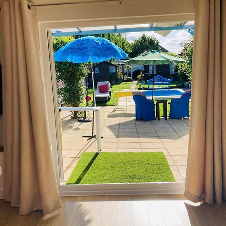 Modern Bungalow With Private Swimming Pool 梅登黑德 外观 照片