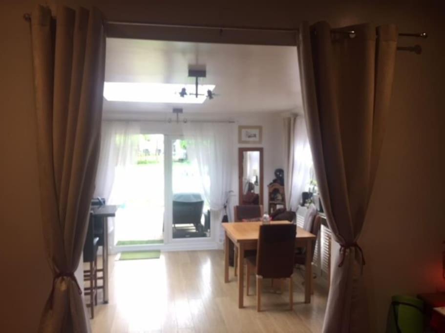 Modern Bungalow With Private Swimming Pool 梅登黑德 外观 照片