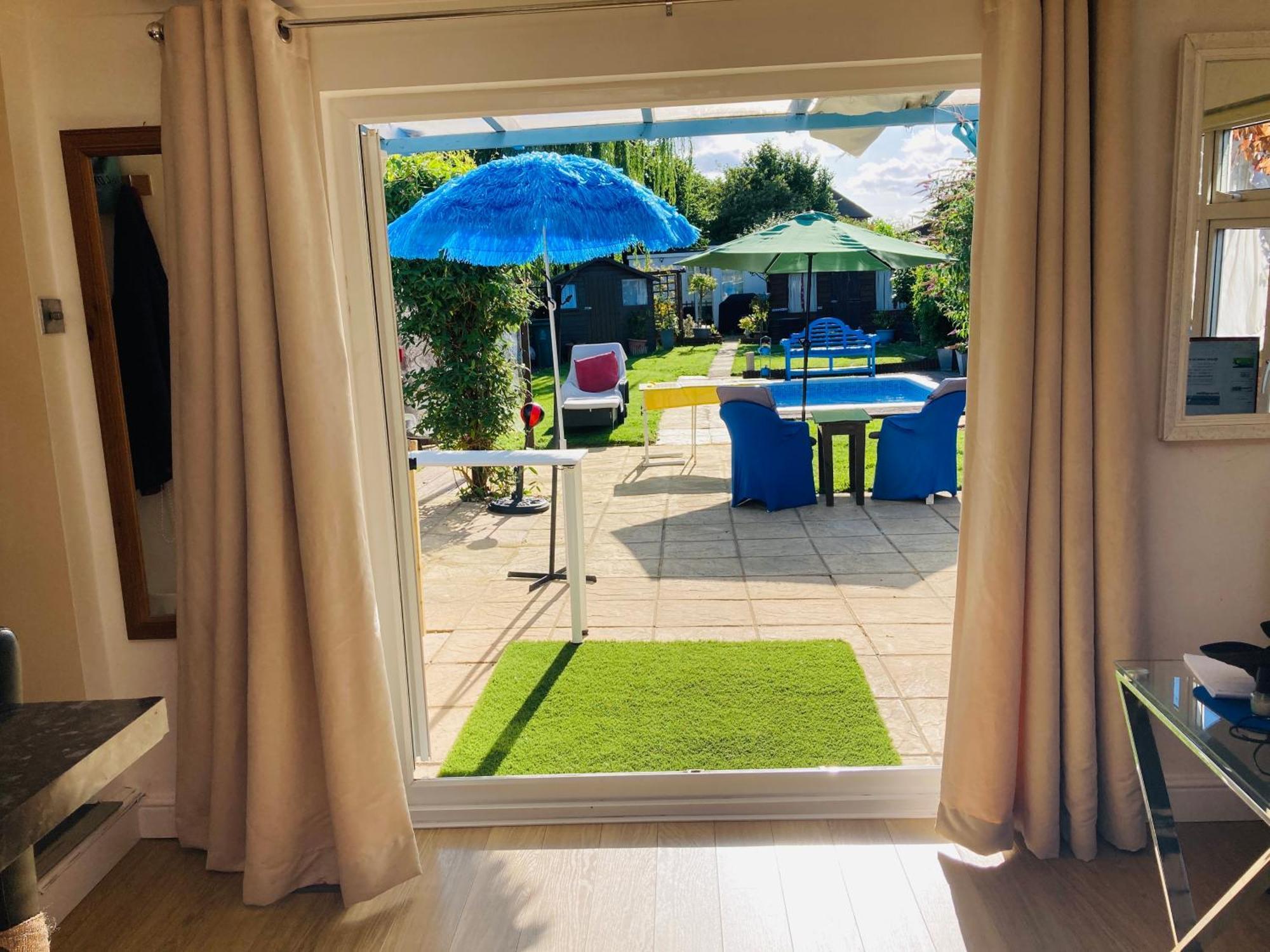 Modern Bungalow With Private Swimming Pool 梅登黑德 外观 照片